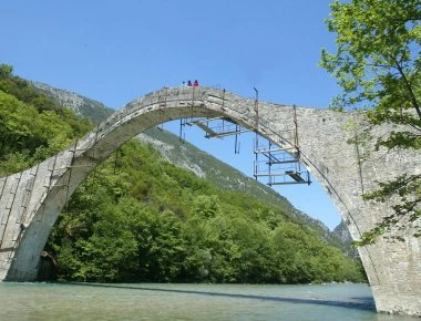 Έπεσαν οι υπογραφές για το ιστορικό Γεφύρι της Πλάκας - Eίχε καταρρεύσει τo 2015
